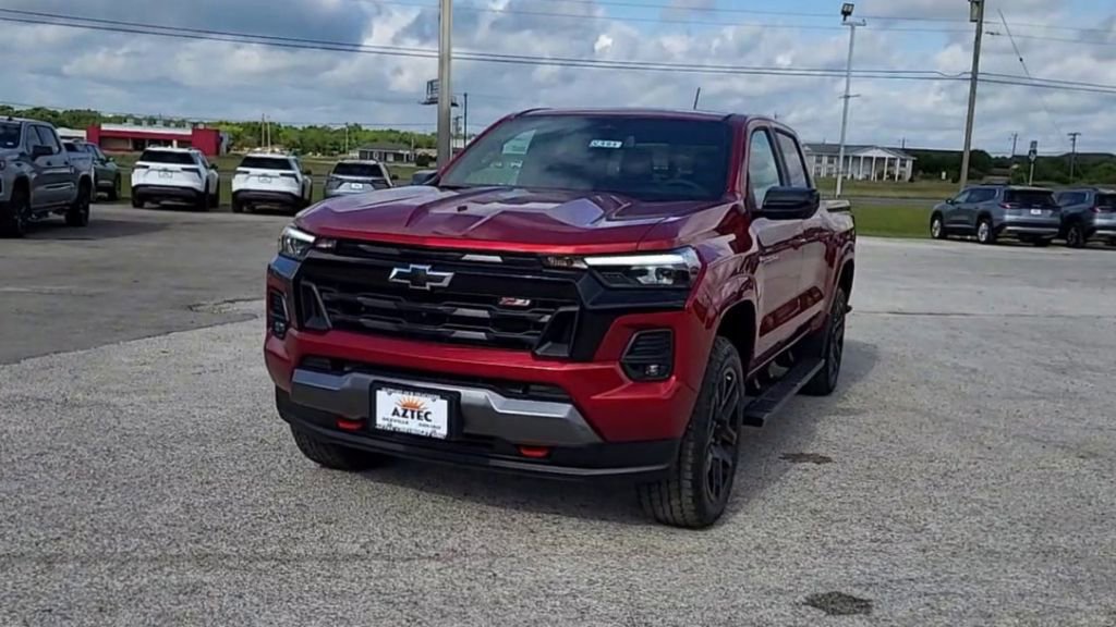 2025 Chevrolet Colorado Z71 photo 2