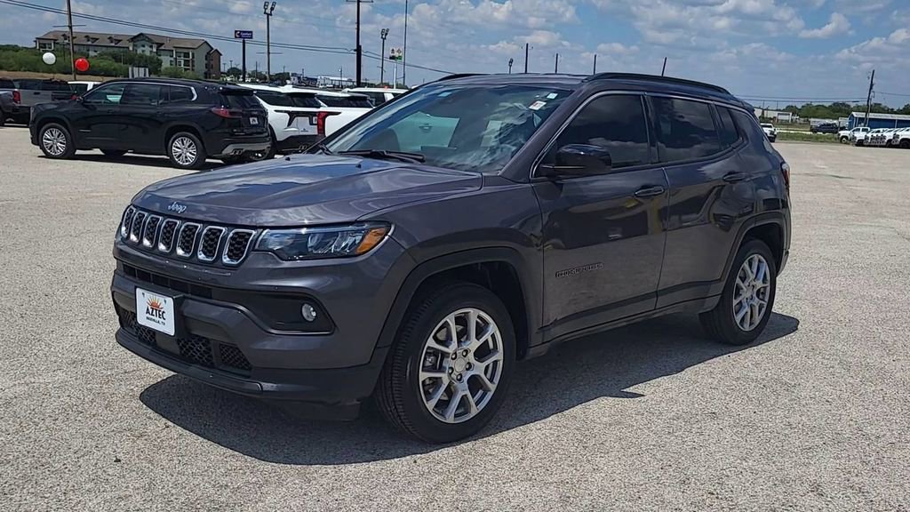 2024 Jeep Compass Latitude Lux photo 4