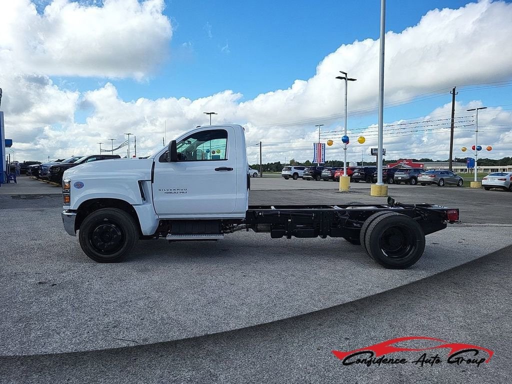 2024 Chevrolet Silverado 4500 Medium Duty Chassis Cab Work Truck's photo