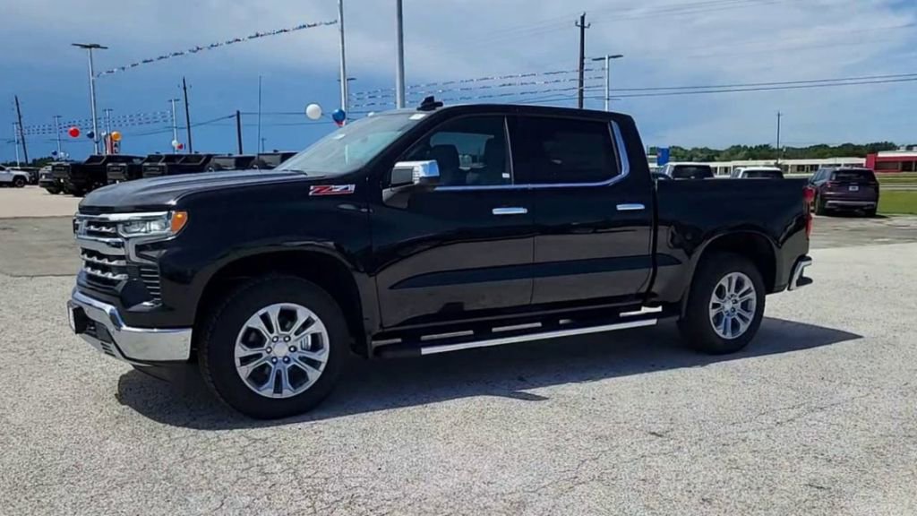 2025 Chevrolet Silverado 1500 LTZ photo 4