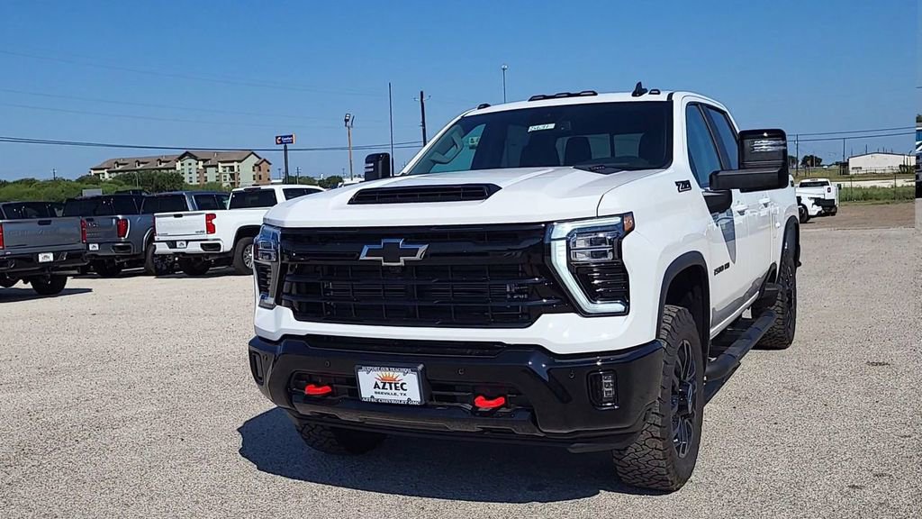 2025 Chevrolet Silverado 2500HD LT photo 3