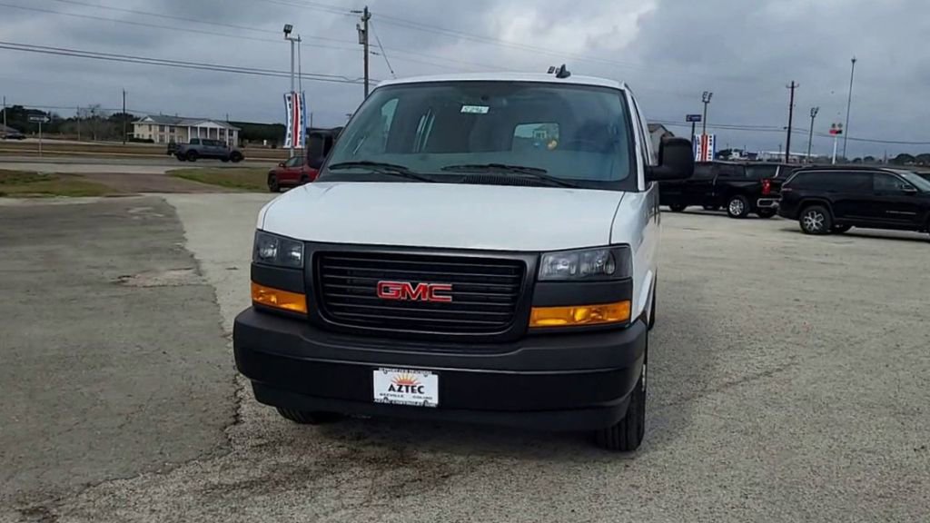 2025 Gmc Savana Cargo 2500 photo 3