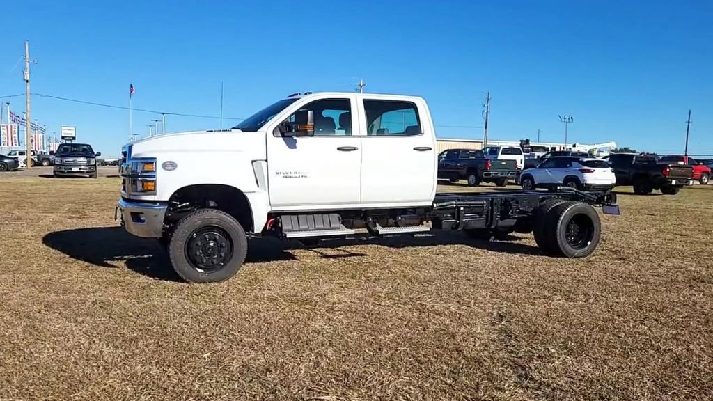 2024 Chevrolet Silverado 4500HD Work Truck photo 3