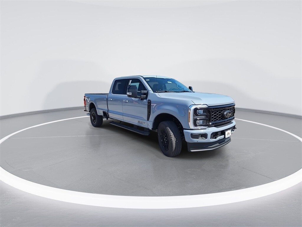 2026 Ford F-350 Lariat photo 2