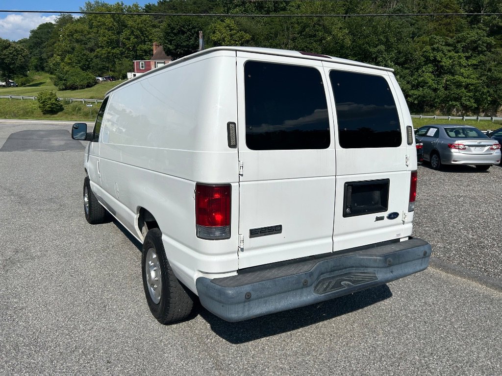 2010 Ford E-250 photo 2