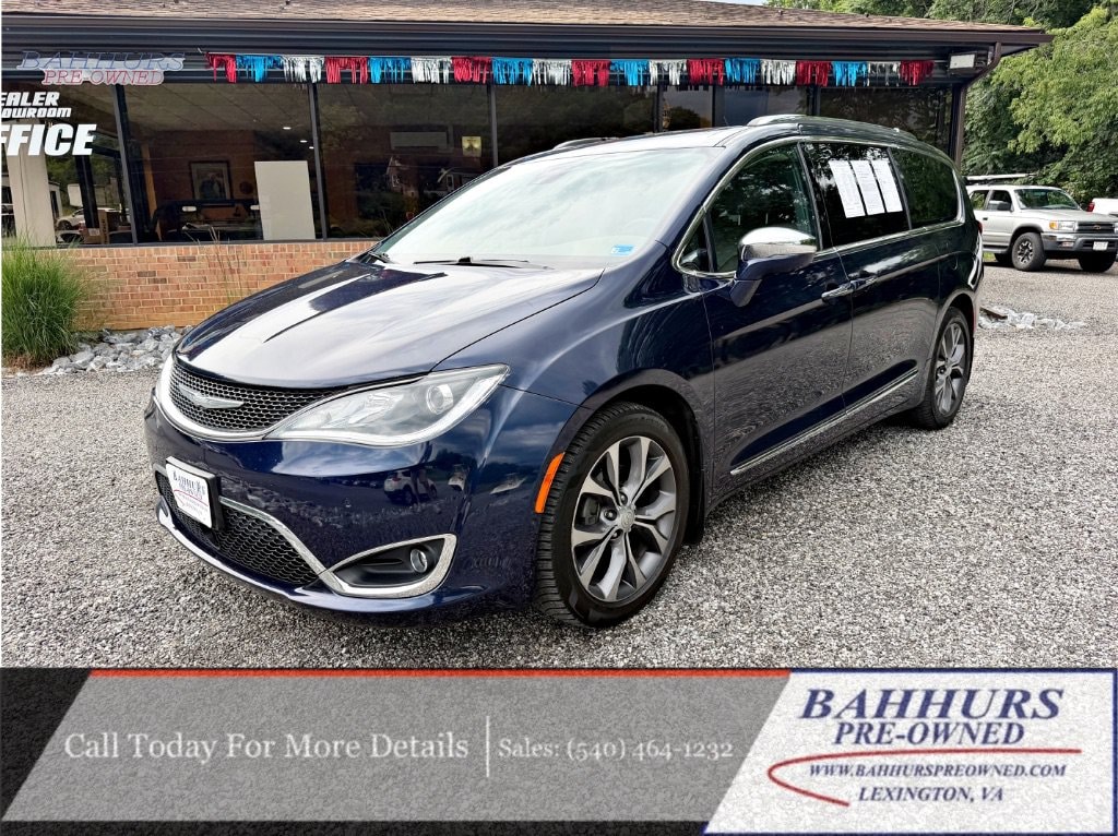 2017 Chrysler Pacifica Limited's photo