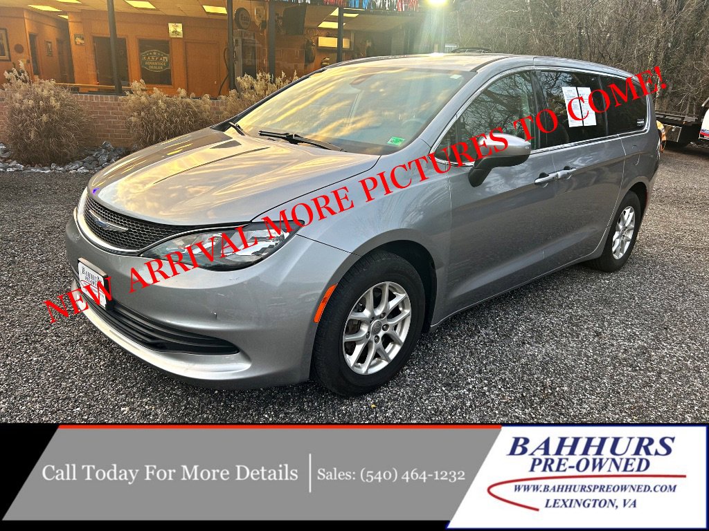 2018 Chrysler Pacifica Touring's photo