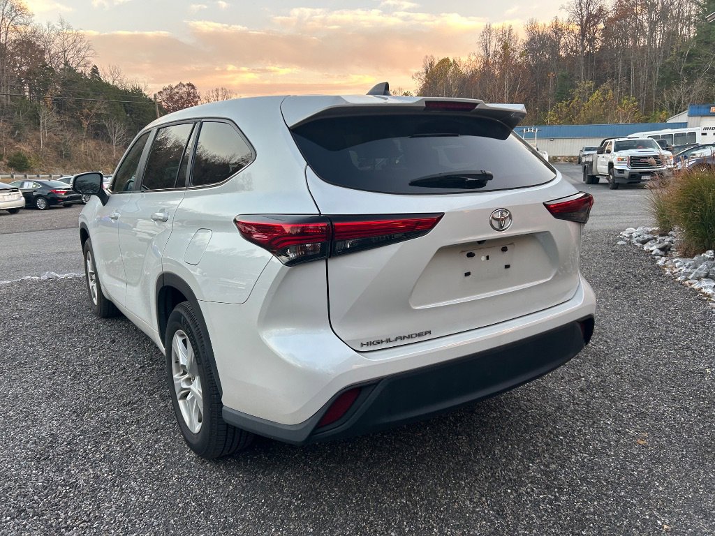 2023 Toyota Highlander L photo 2
