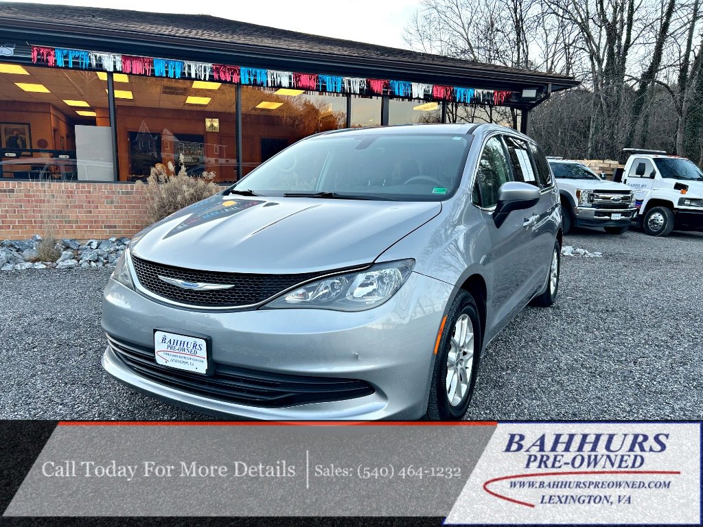 2018 Chrysler Pacifica Touring's photo