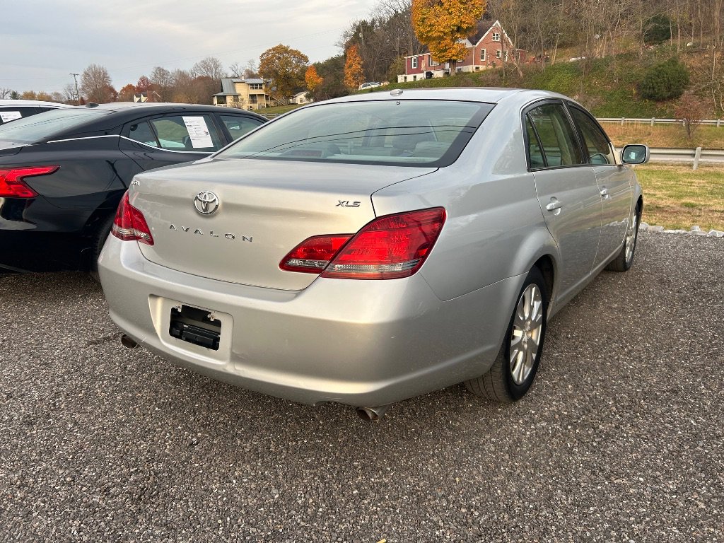 2010 Toyota Avalon XLS photo 2