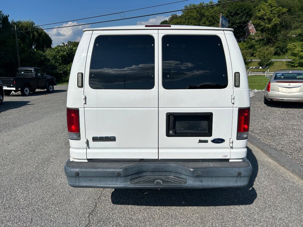 2010 Ford E-250 photo 3