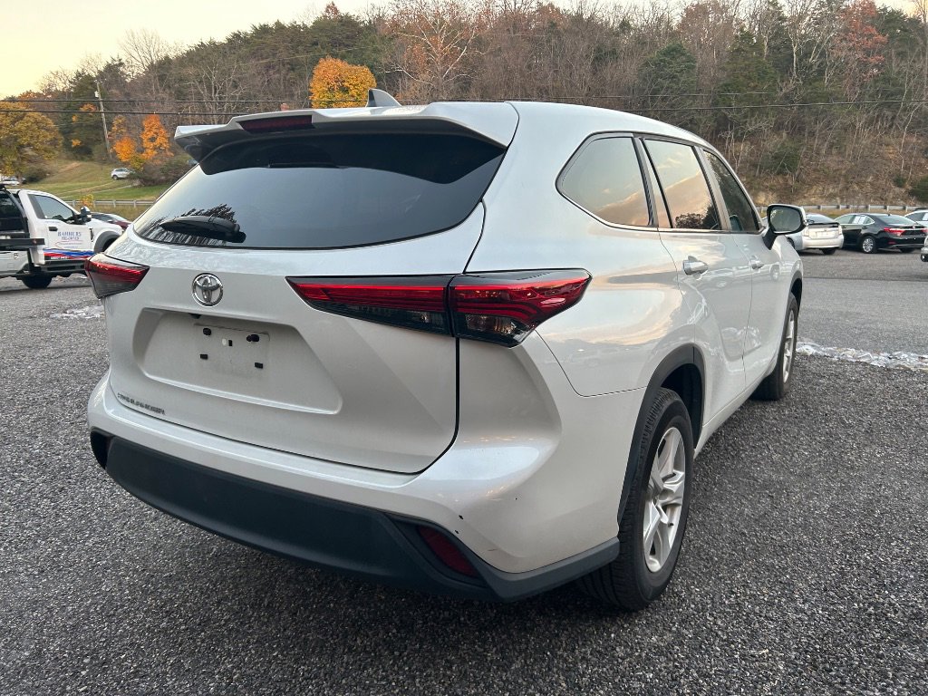 2023 Toyota Highlander L photo 3