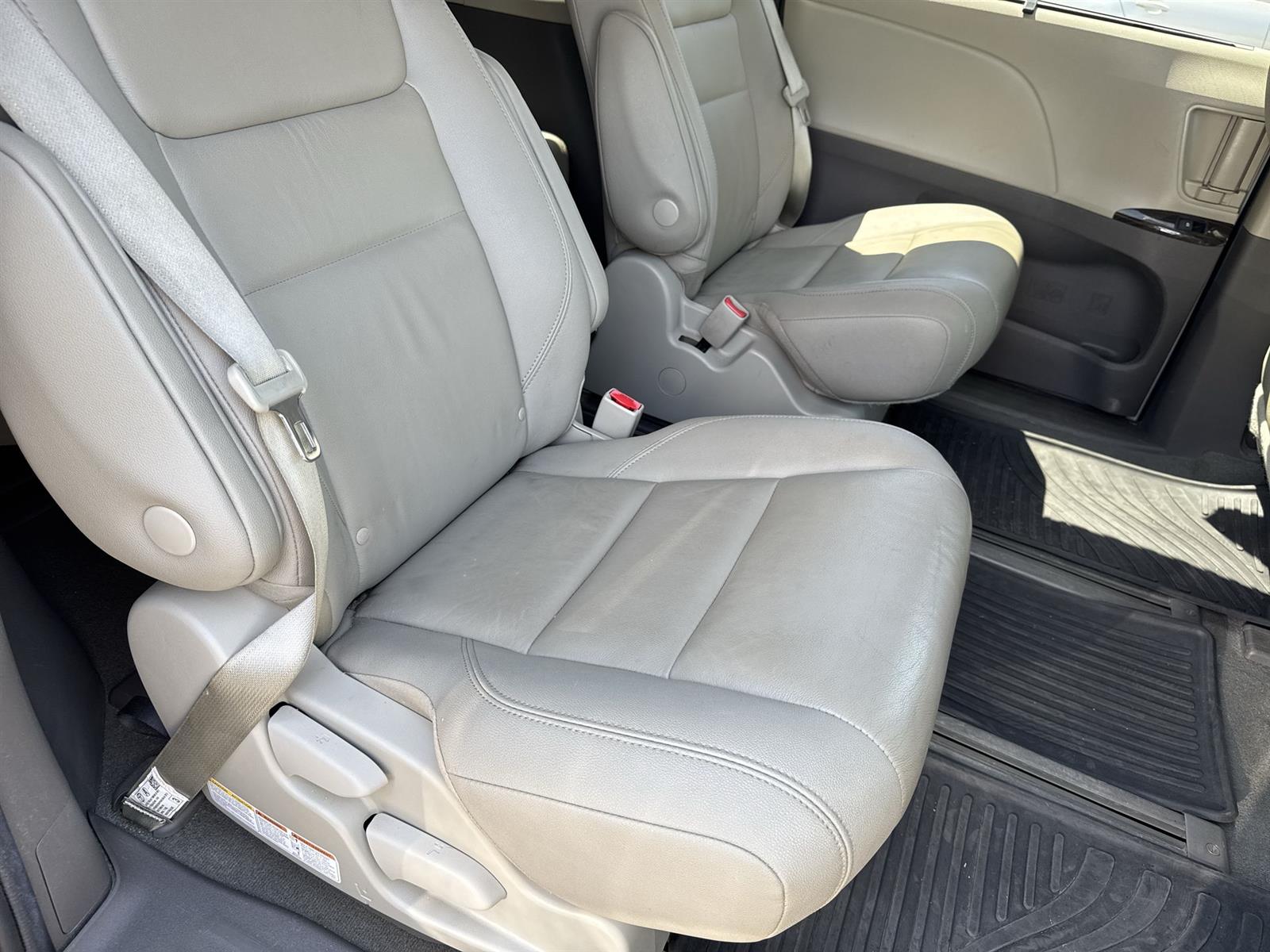 Thumbnail: 2020 Toyota Sienna - 15