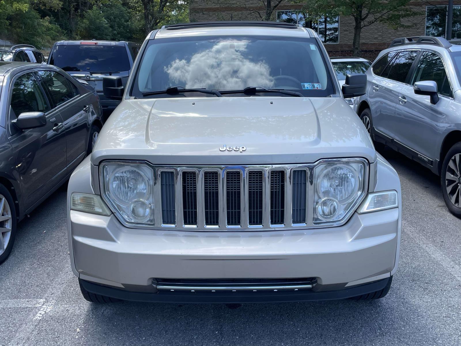 Thumbnail: 2010 Jeep Liberty - 3