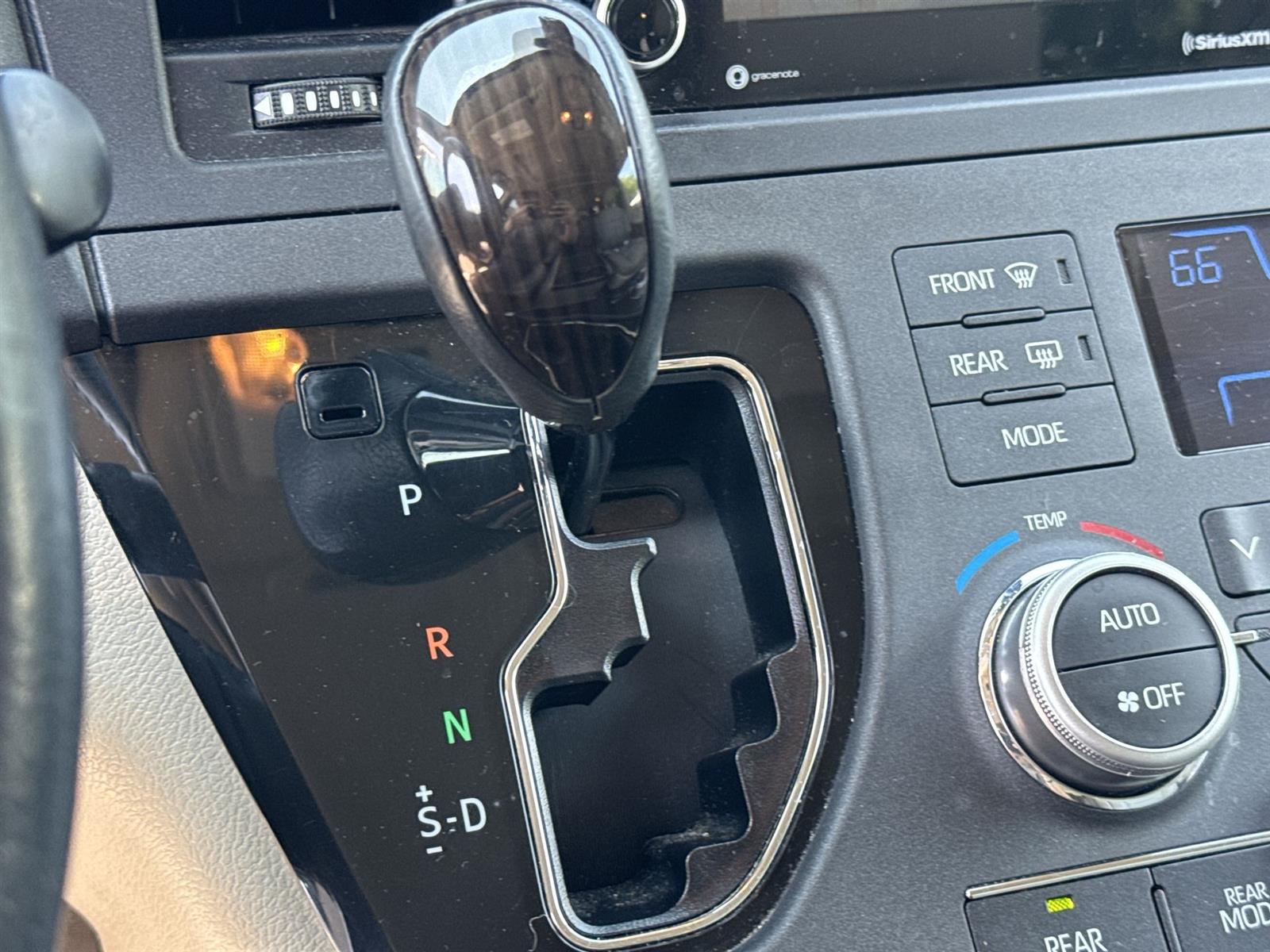 Thumbnail: 2020 Toyota Sienna - 29