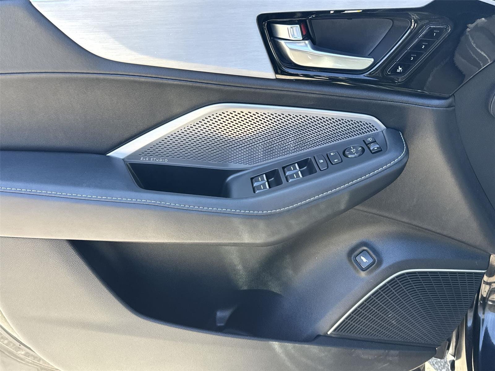 Thumbnail: 2023 Acura MDX - 32