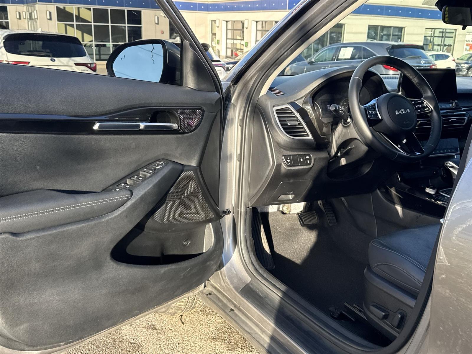 2023 Kia Seltos EX photo 2