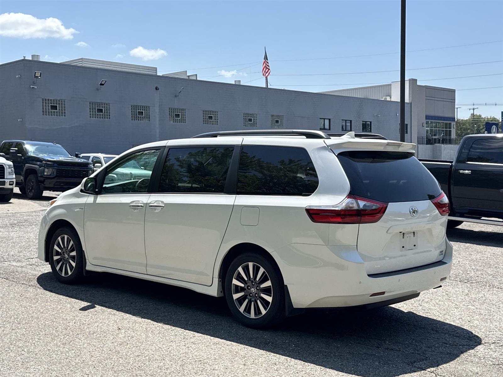 Thumbnail: 2020 Toyota Sienna - 3