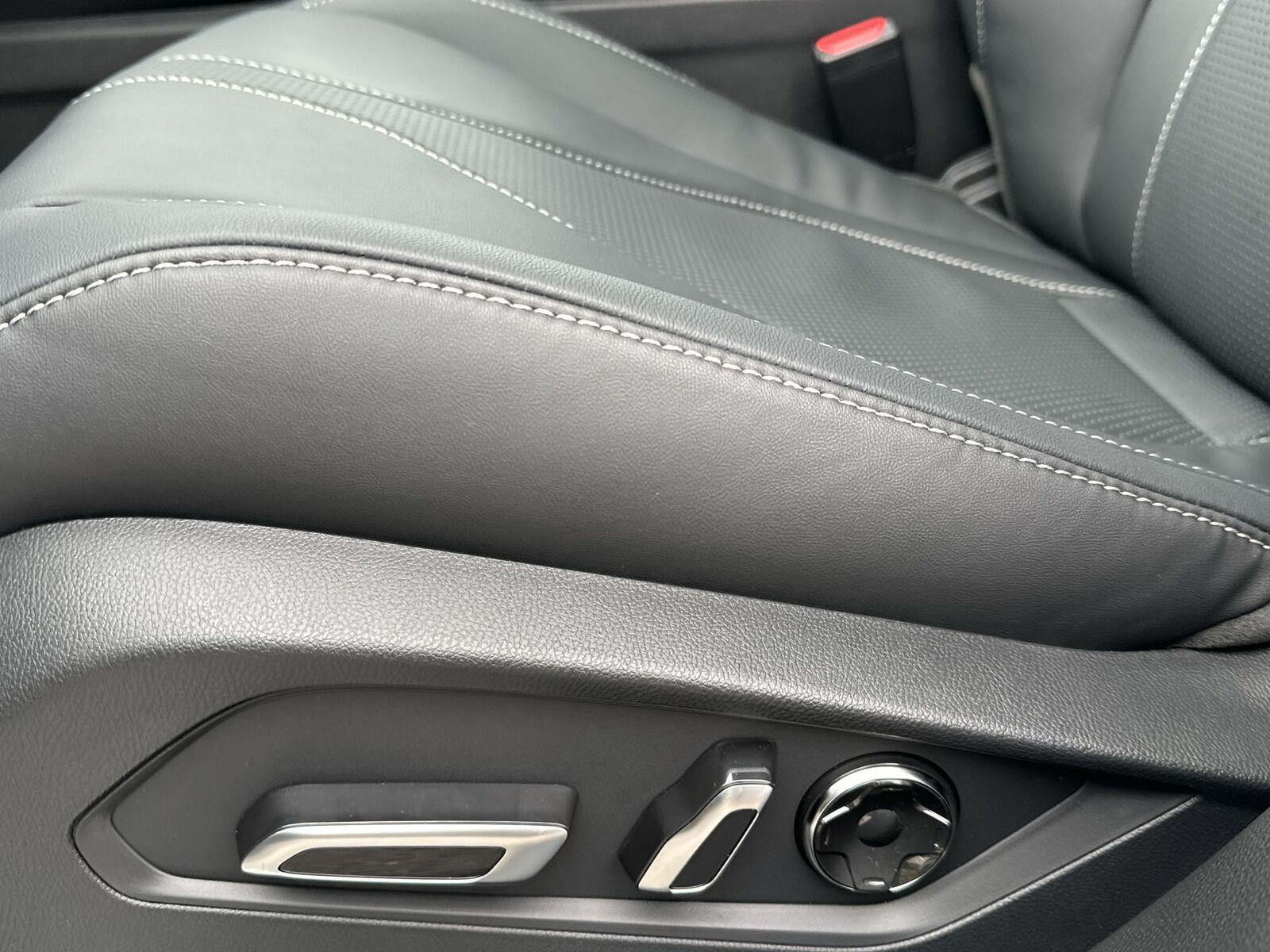 Thumbnail: 2026 Acura RDX - 14