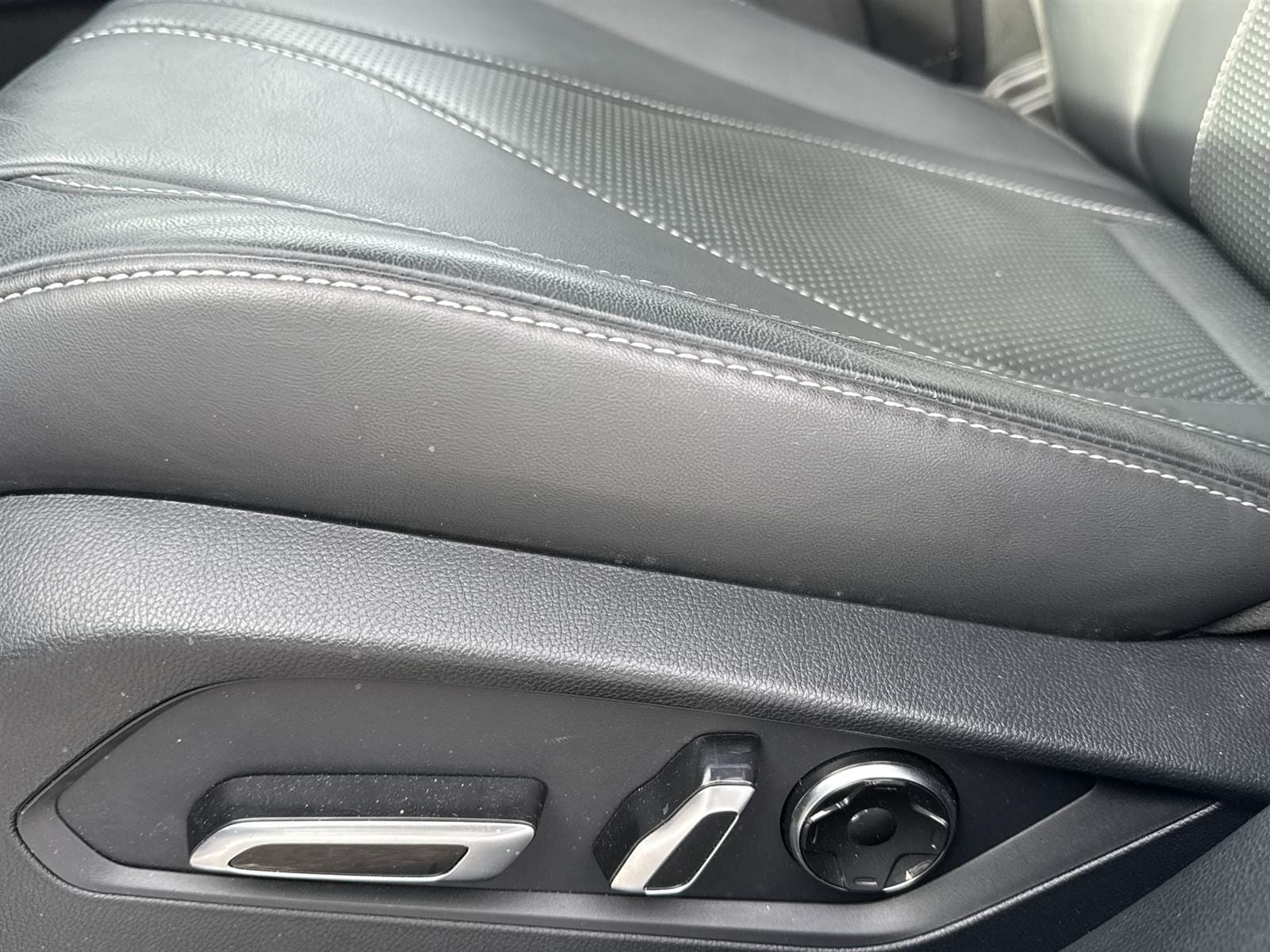 Thumbnail: 2025 Acura RDX - 12