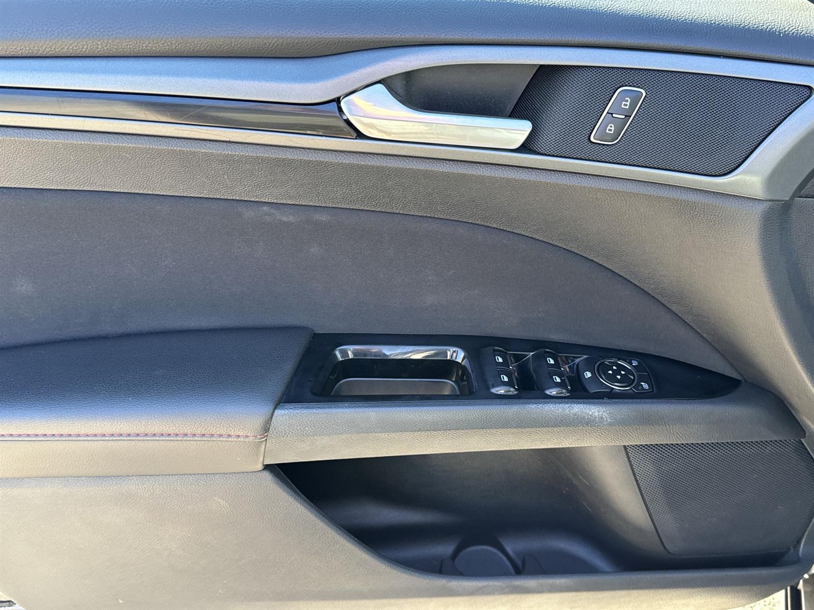 Thumbnail: 2013 Ford Fusion - 32