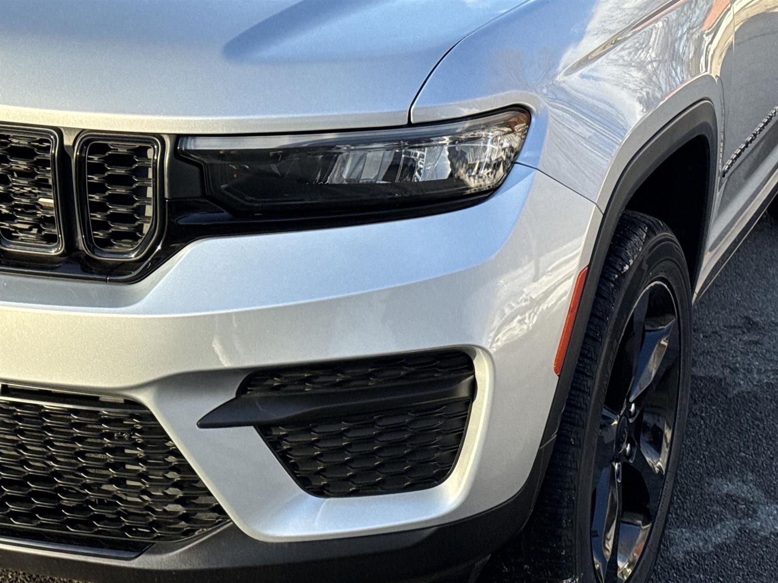 Thumbnail: 2023 Jeep Grand Cherokee - 9