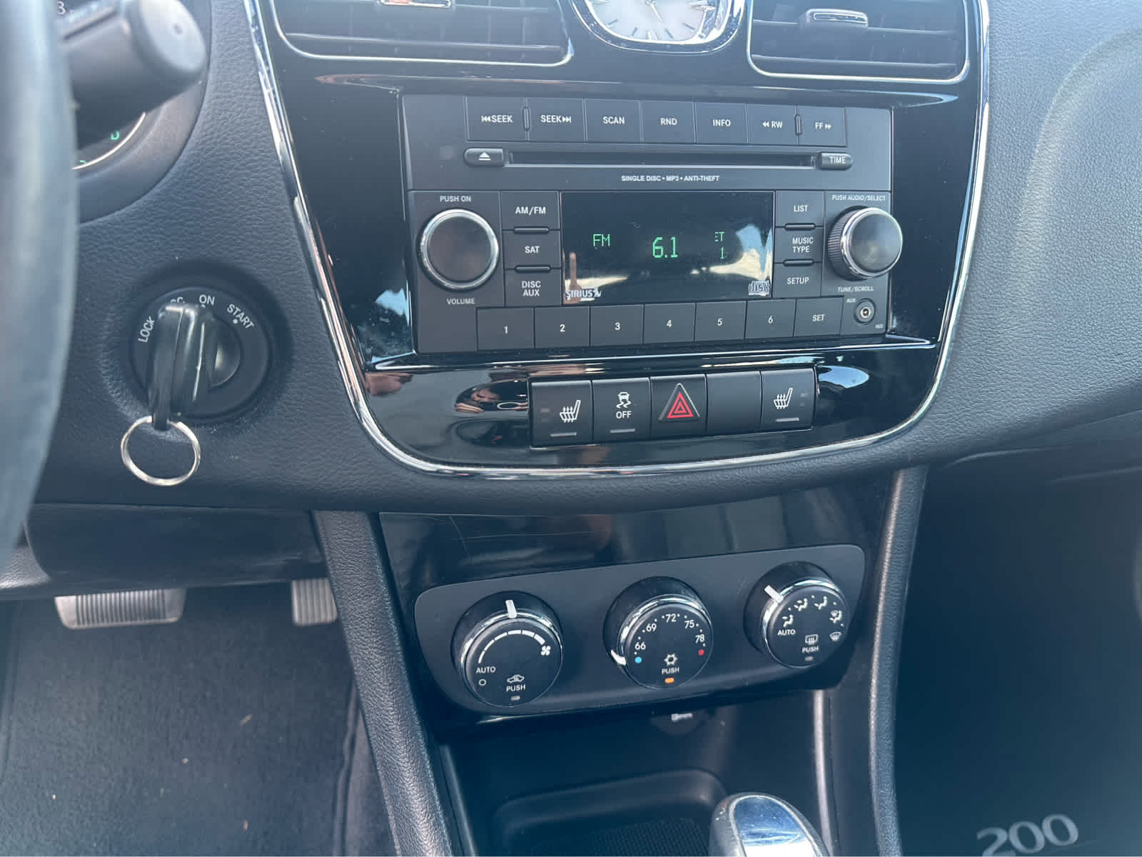 Thumbnail: 2013 Chrysler 200 - 12