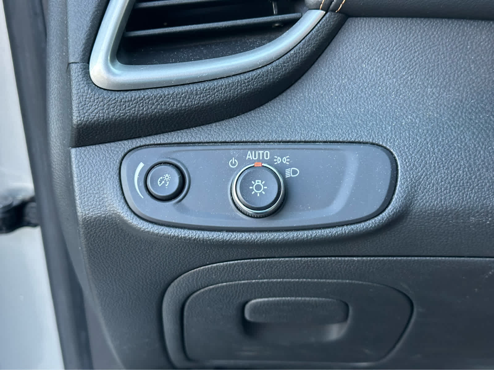 Thumbnail: 2019 Chevrolet Trax - 17