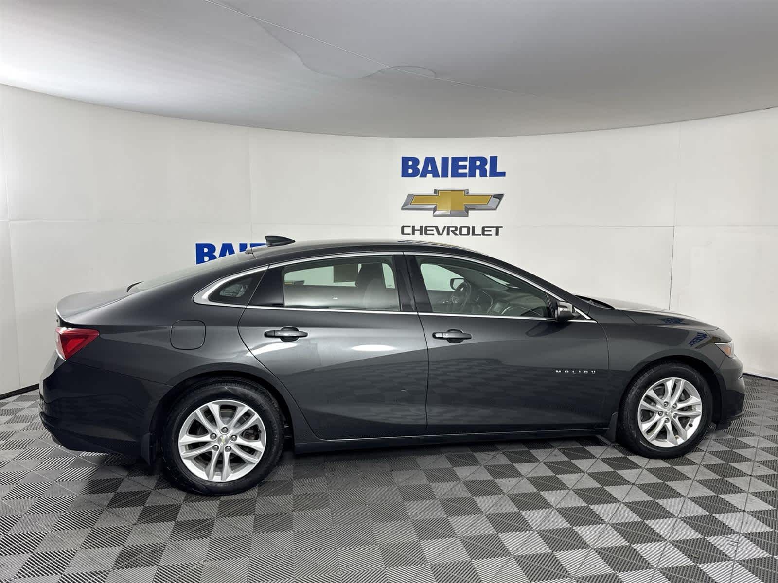 Thumbnail: 2017 Chevrolet Malibu - 6
