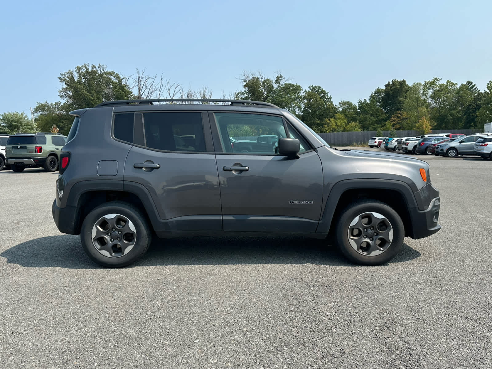 Thumbnail: 2016 Jeep Renegade - 8
