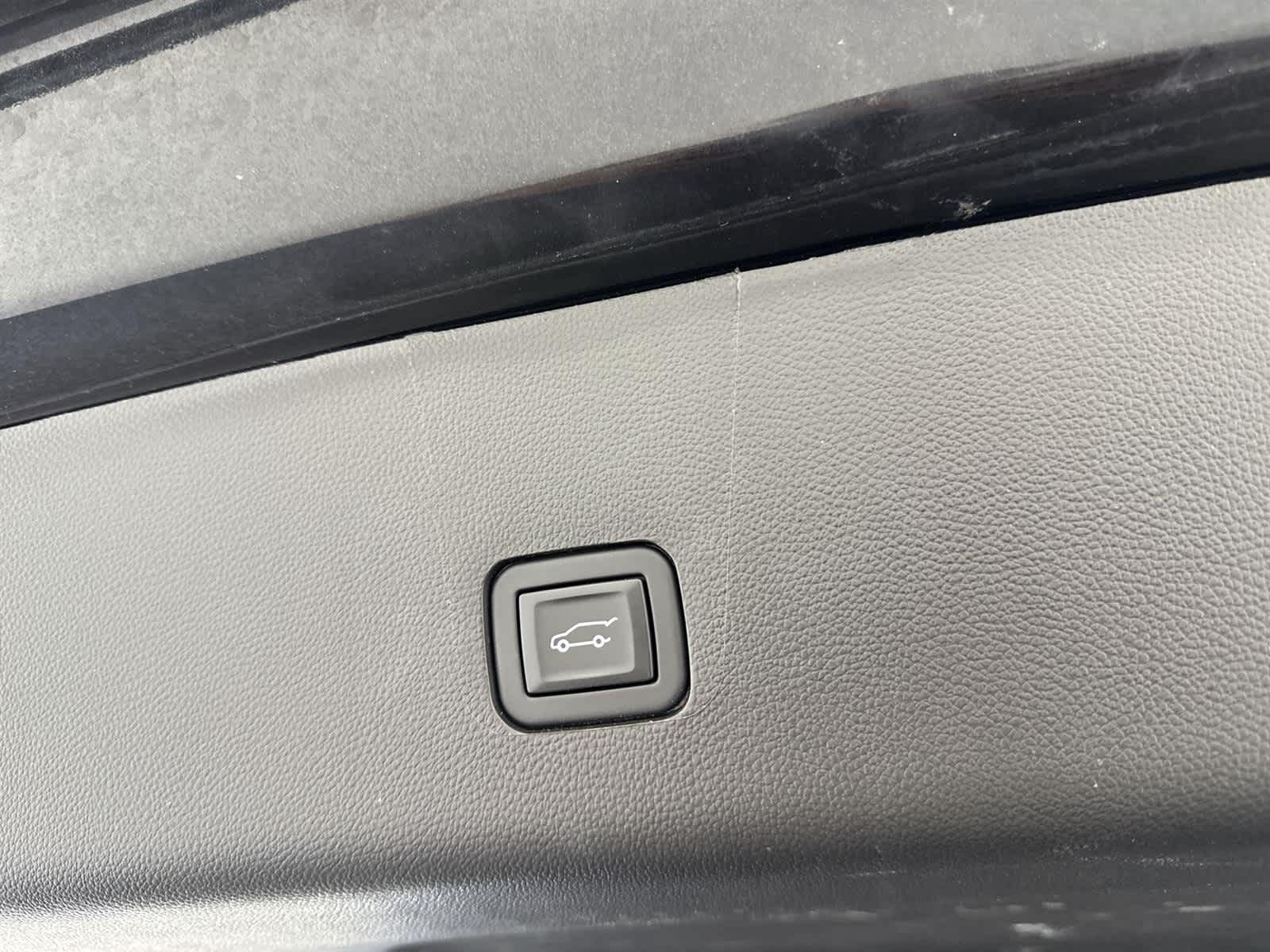 Thumbnail: 2023 Chevrolet Traverse - 16