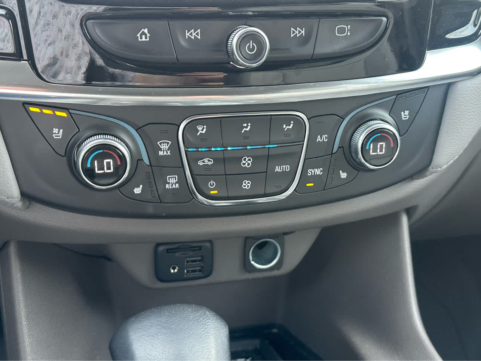 Thumbnail: 2021 Chevrolet Traverse - 16