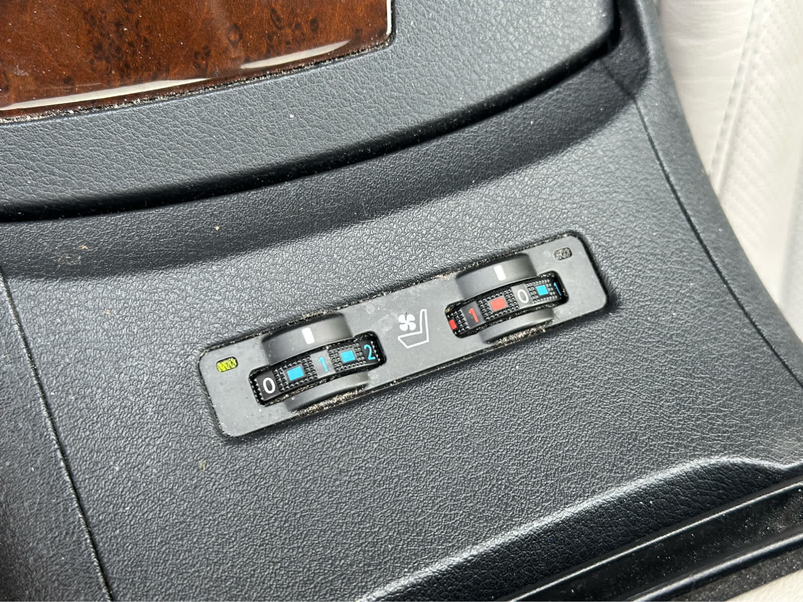 Thumbnail: 2011 Lexus ES - 18