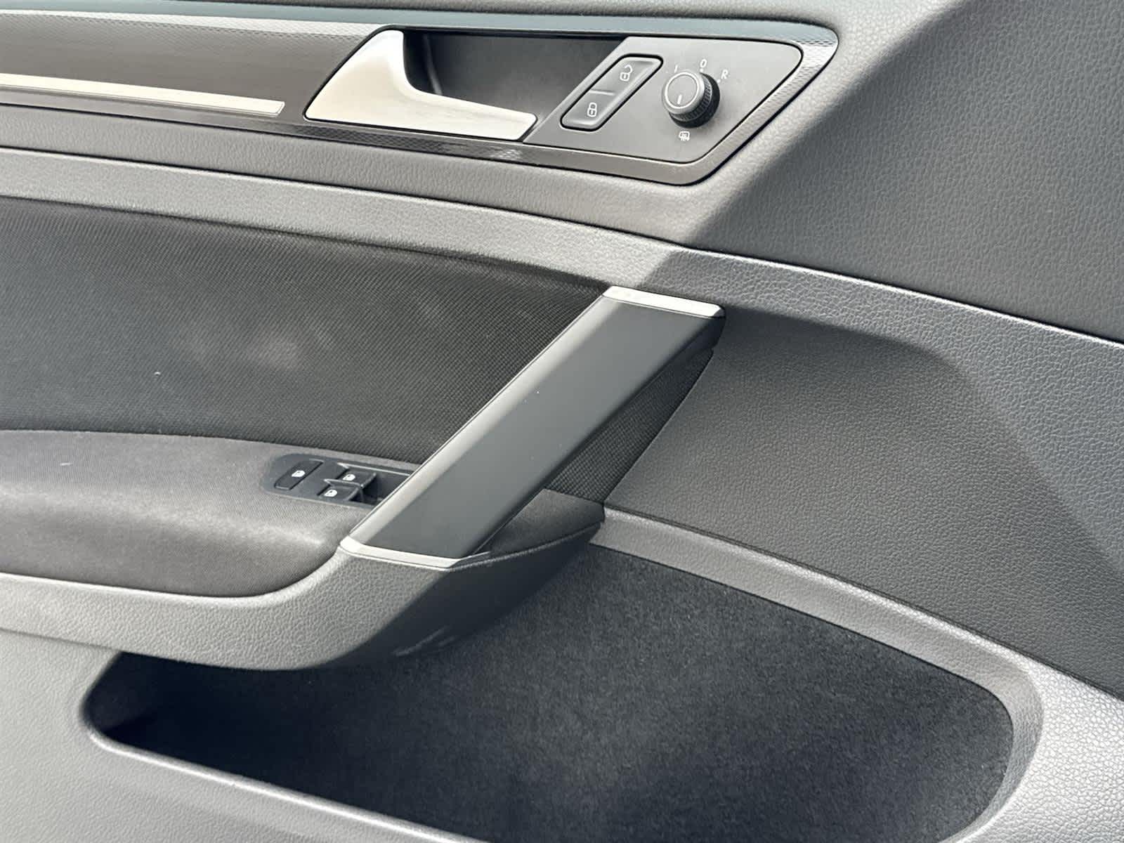 Thumbnail: 2017 Volkswagen Golf - 20