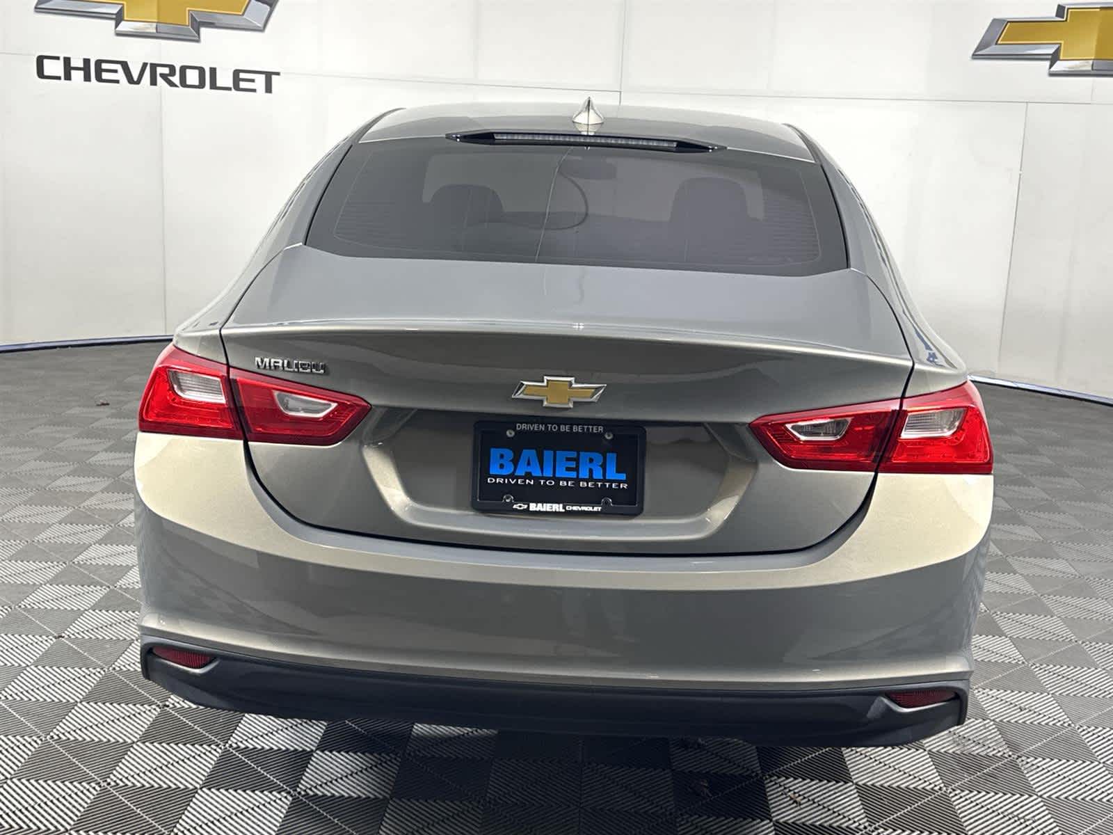 Thumbnail: 2017 Chevrolet Malibu - 4