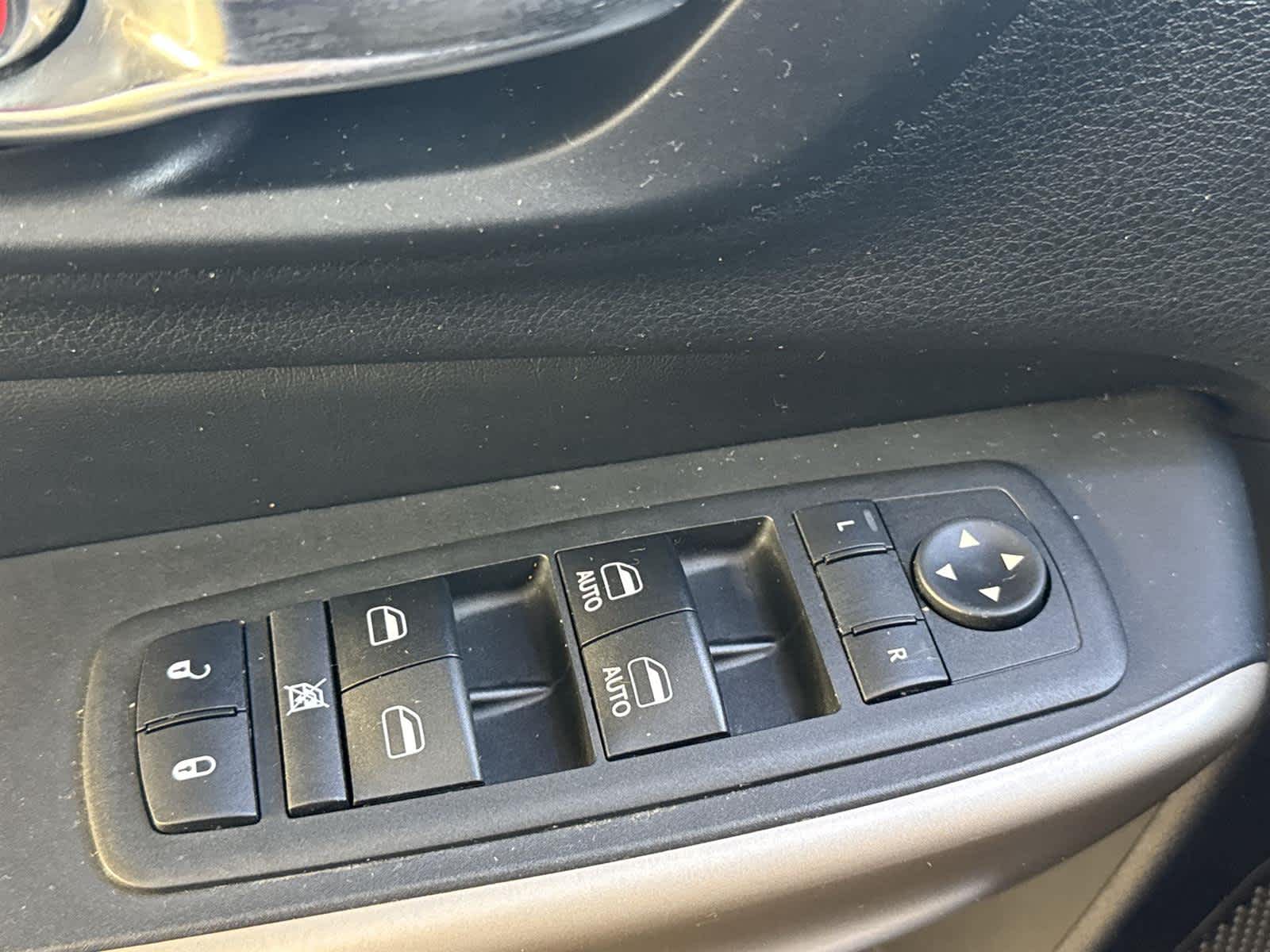 Thumbnail: 2018 Jeep Cherokee - 21