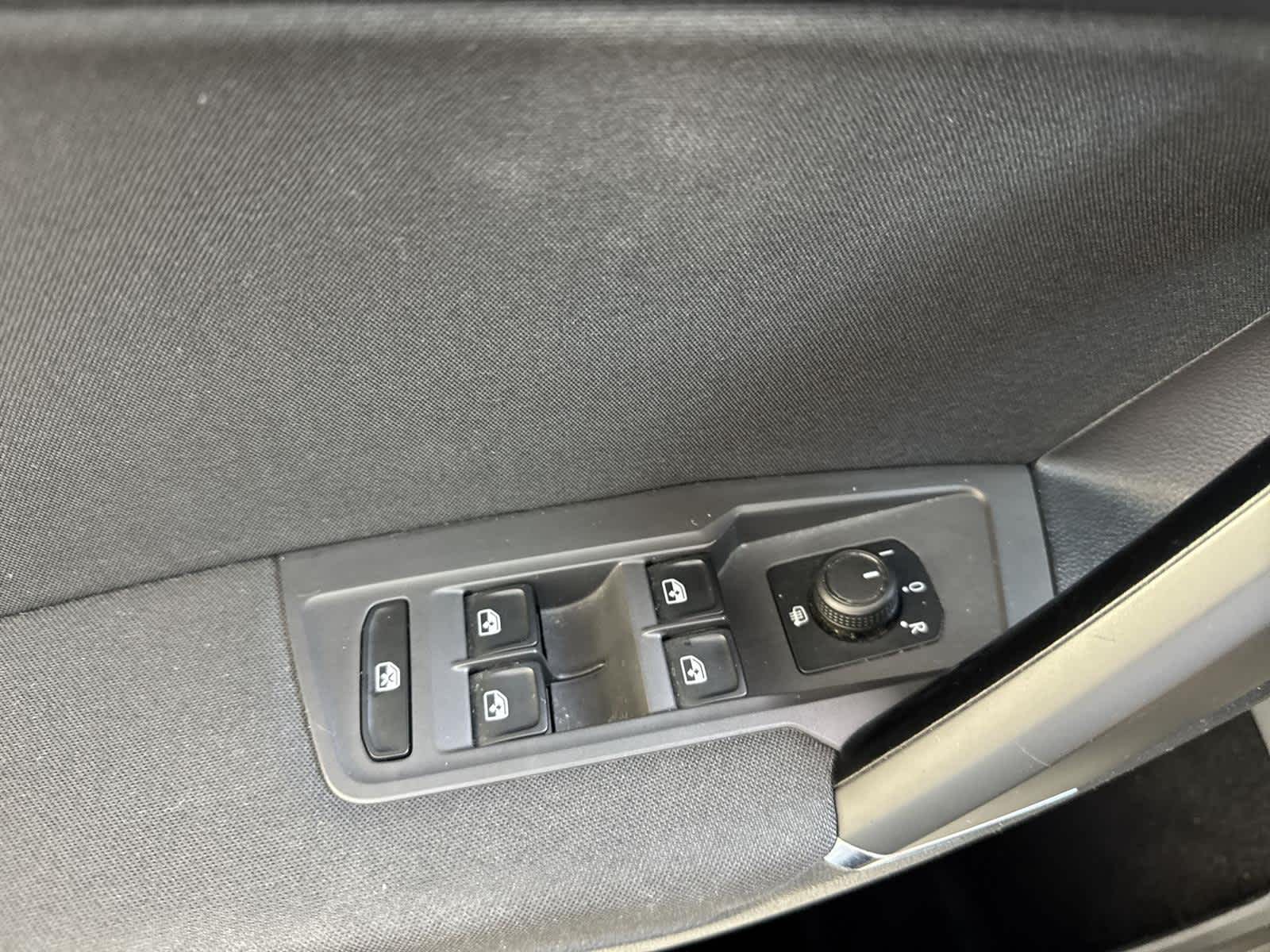 Thumbnail: 2018 Volkswagen Tiguan - 21