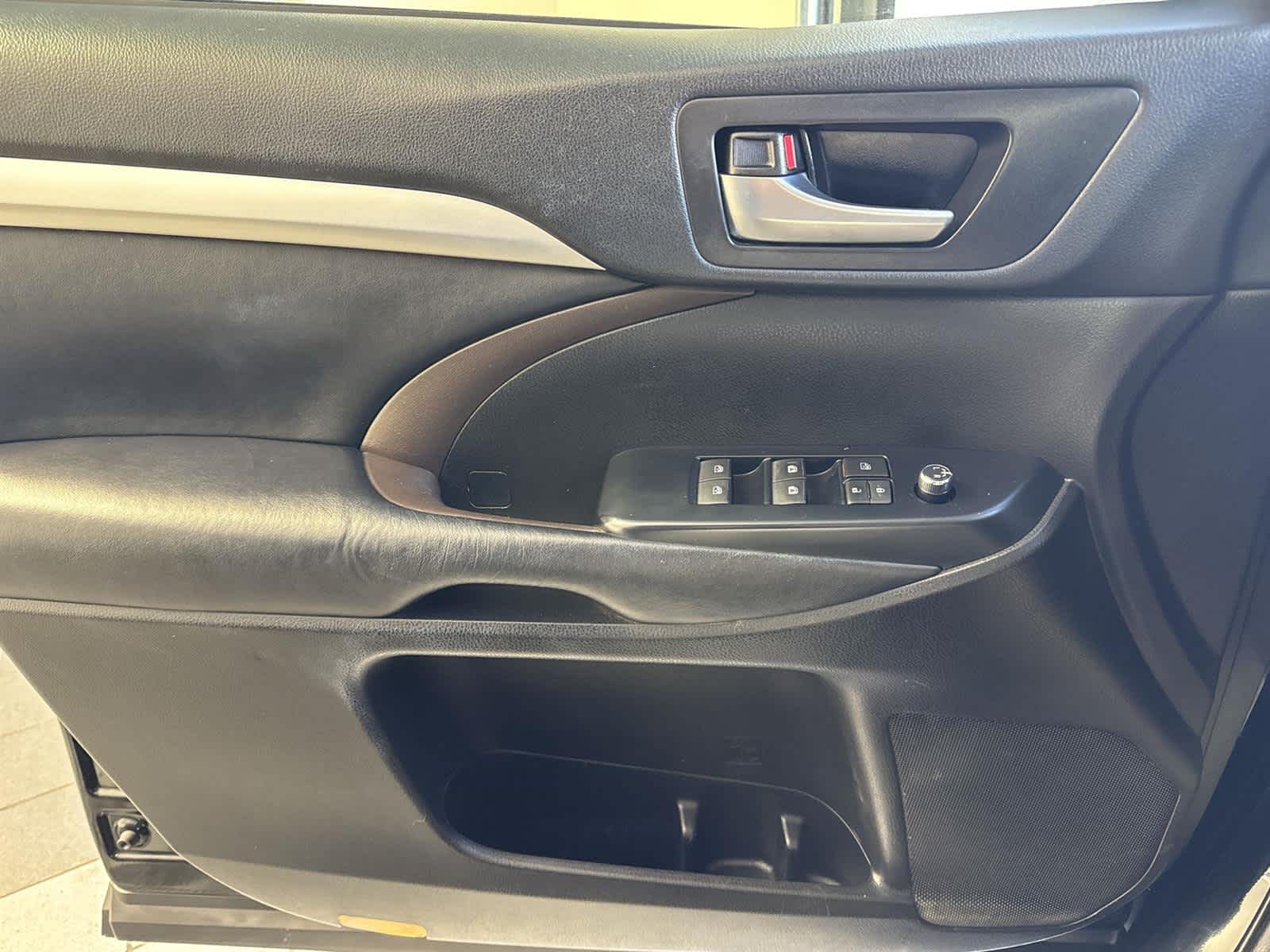 Thumbnail: 2018 Toyota Highlander - 23