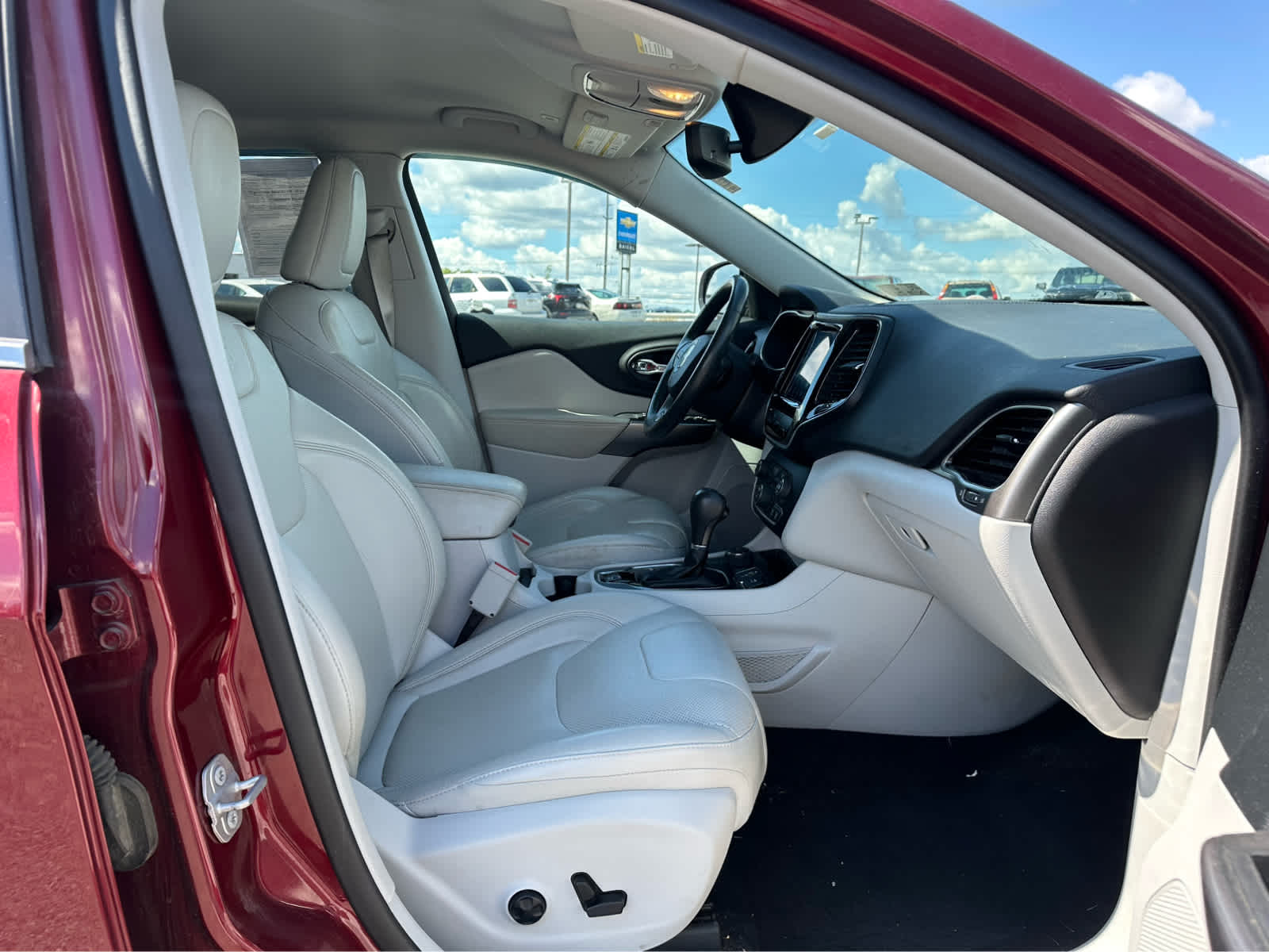 Thumbnail: 2019 Jeep Cherokee - 18