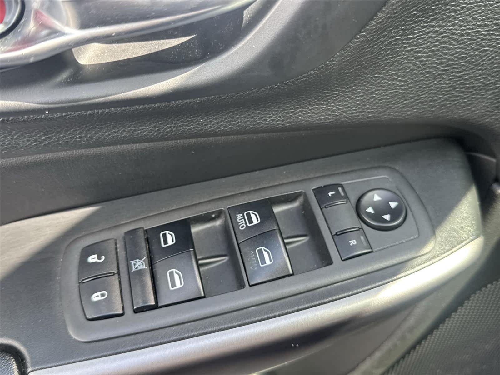 Thumbnail: 2019 Jeep Cherokee - 21