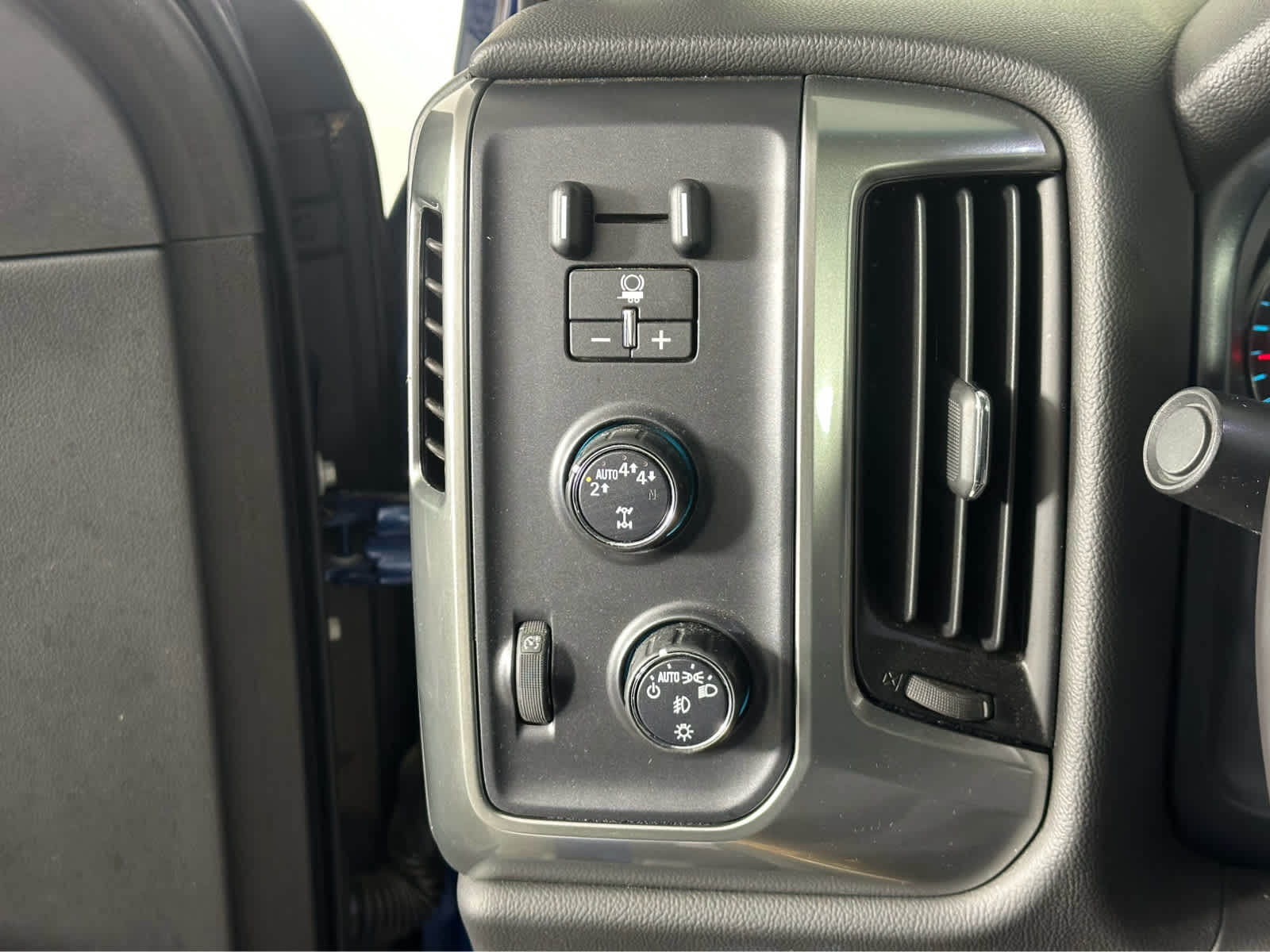 Thumbnail: 2018 Chevrolet Silverado 1500 - 19