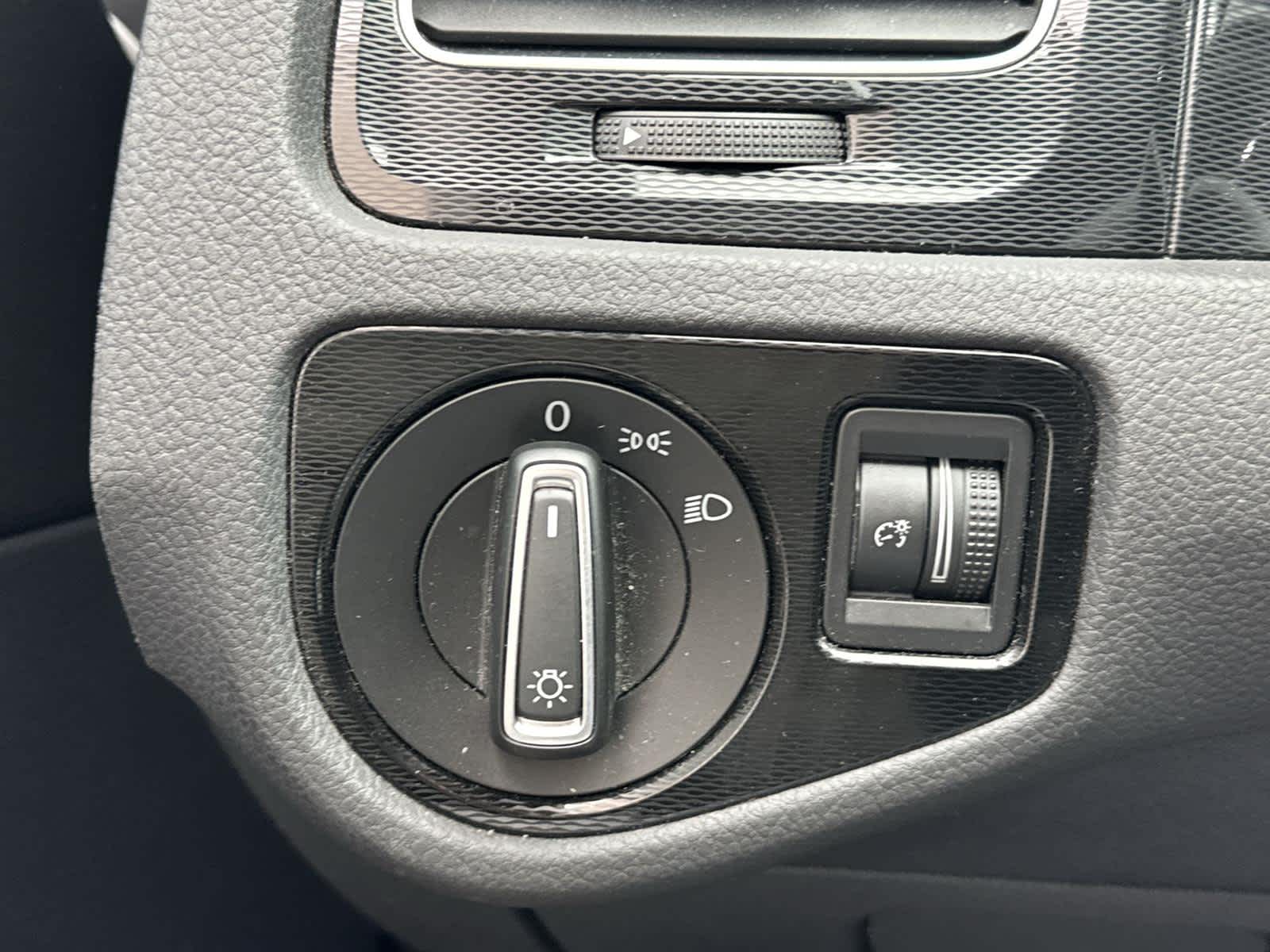 Thumbnail: 2017 Volkswagen Golf - 22