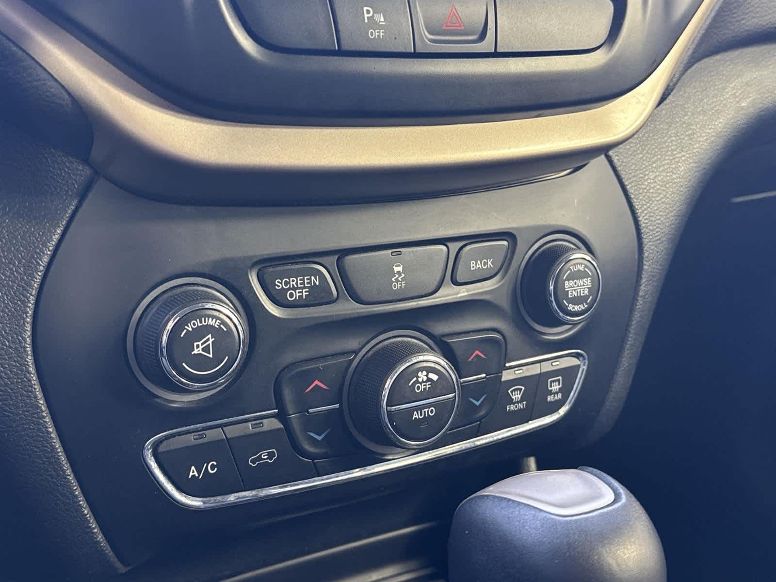 Thumbnail: 2018 Jeep Cherokee - 18