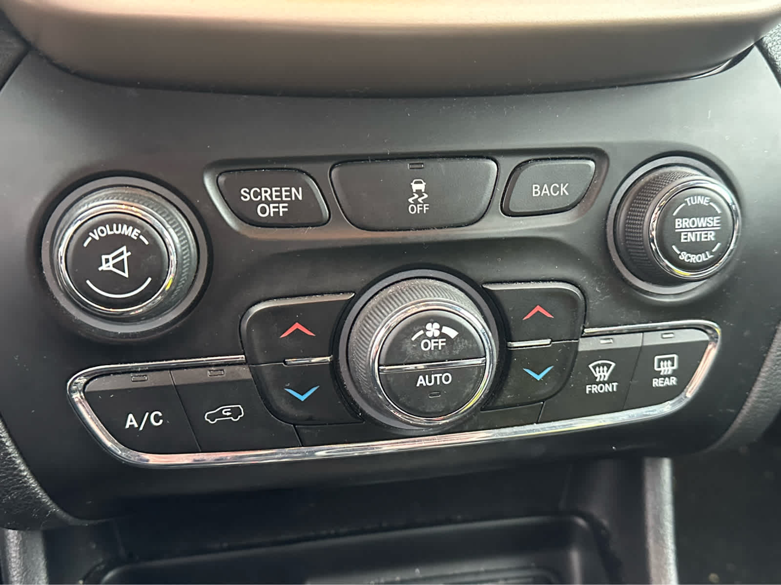 Thumbnail: 2018 Jeep Cherokee - 16