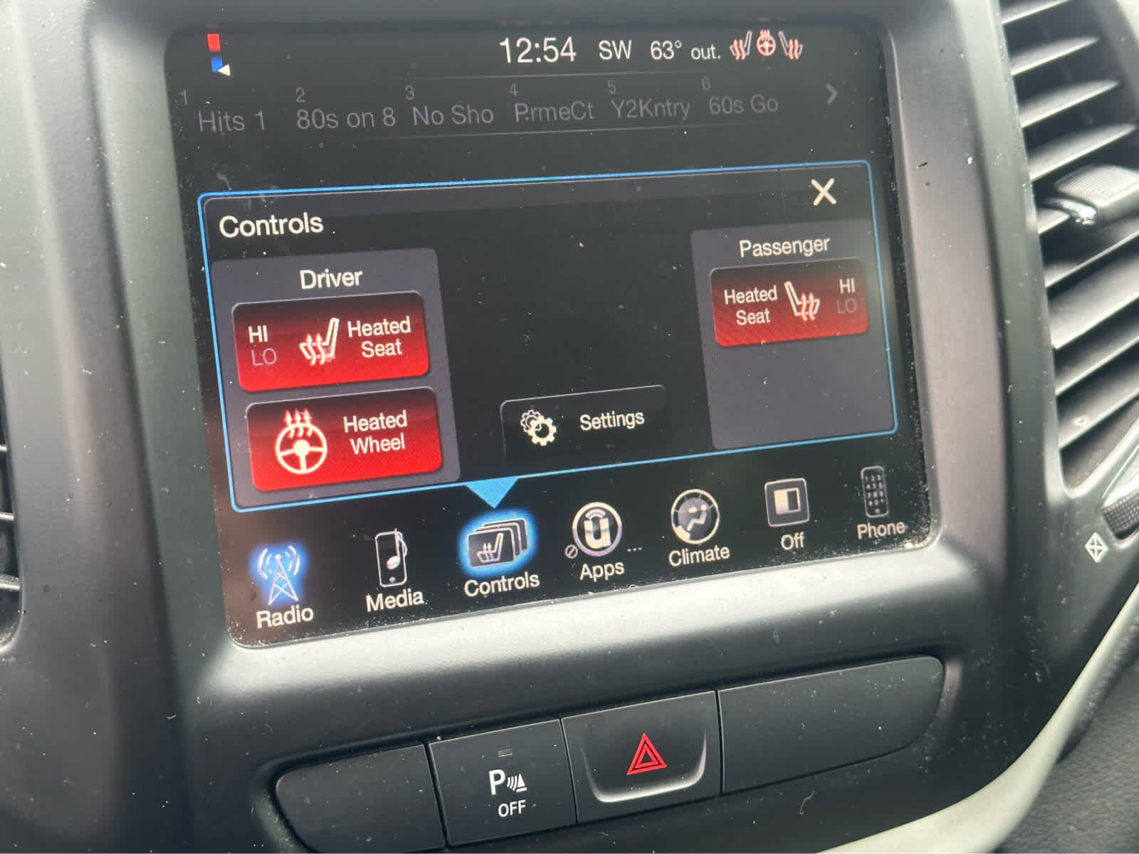 Thumbnail: 2018 Jeep Cherokee - 16