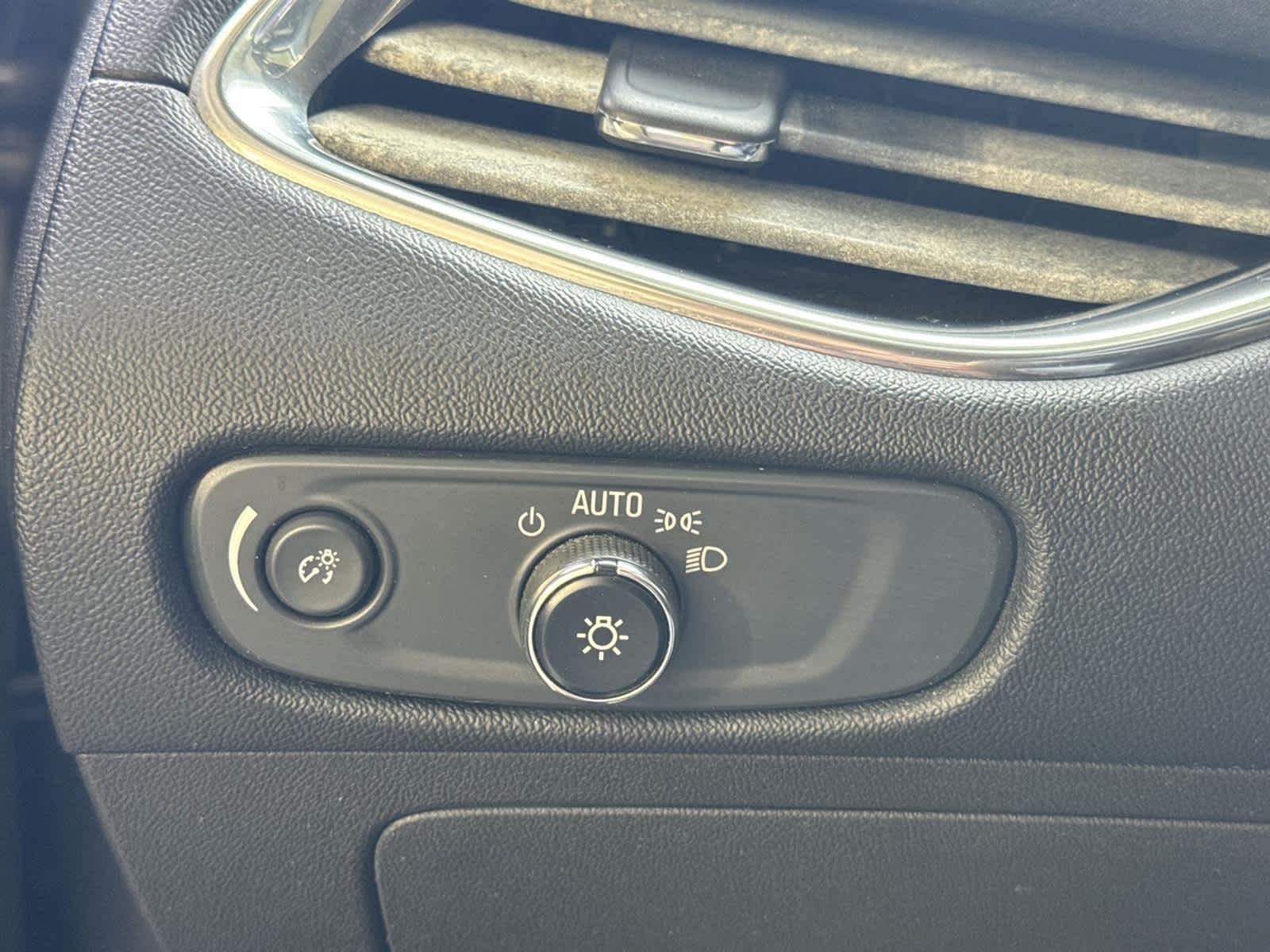 Thumbnail: 2017 Chevrolet Malibu - 24