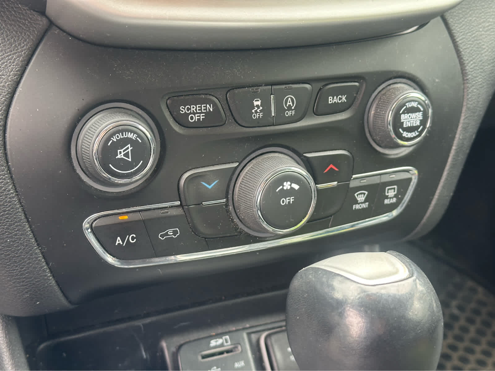Thumbnail: 2018 Jeep Cherokee - 17