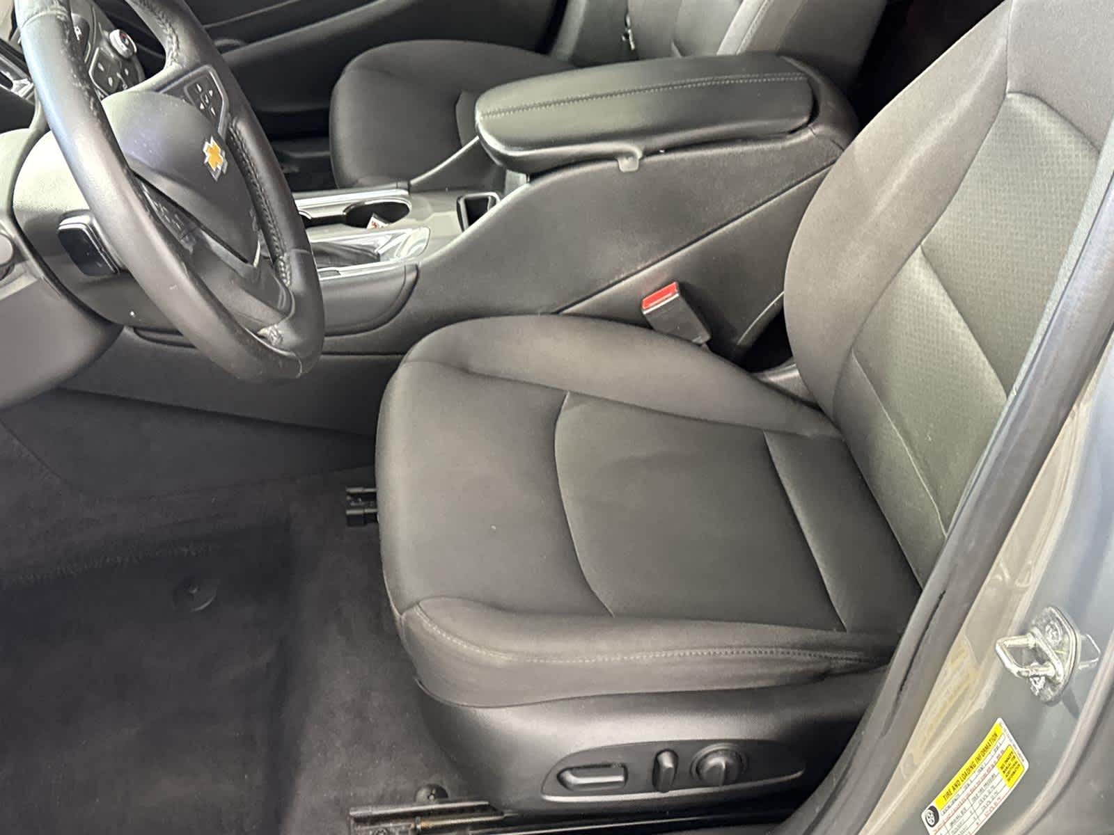 Thumbnail: 2017 Chevrolet Malibu - 12