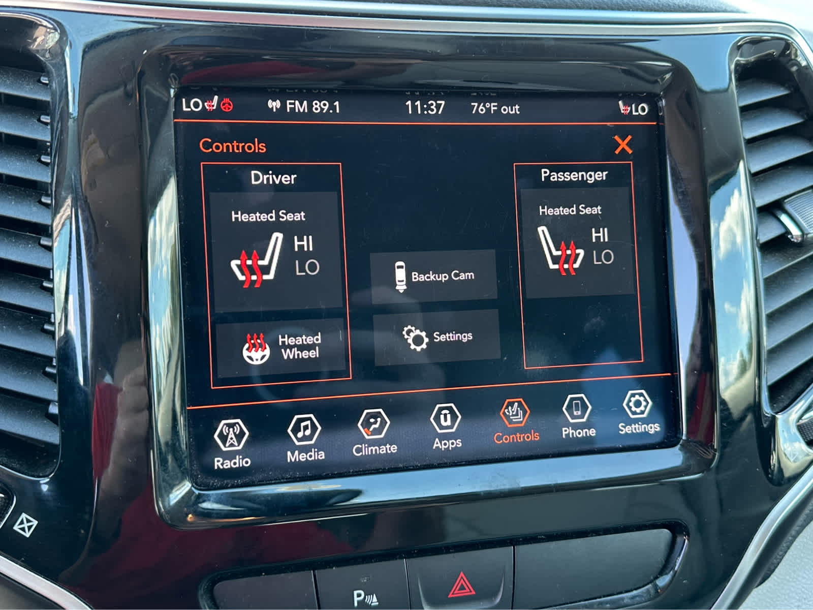 Thumbnail: 2019 Jeep Cherokee - 16