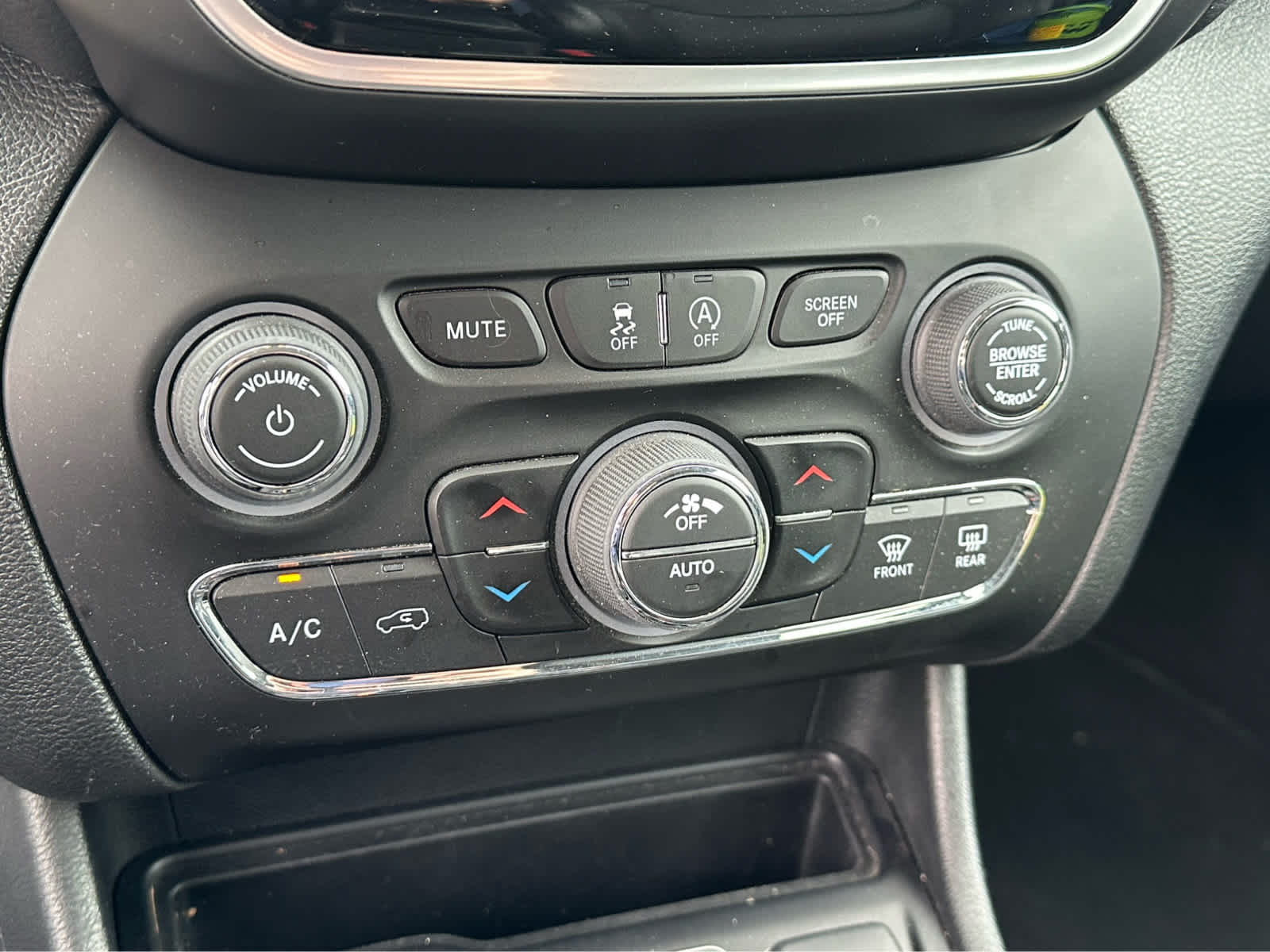 Thumbnail: 2022 Jeep Cherokee - 18